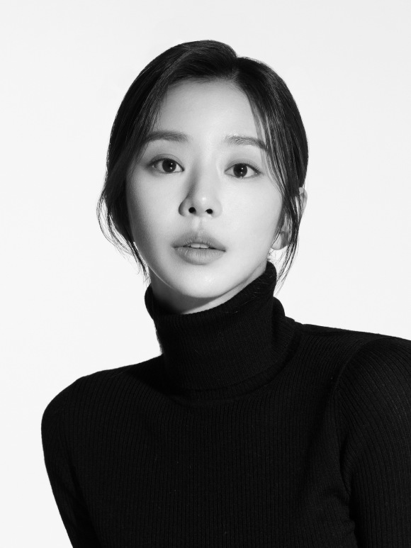 배우 이주빈이 최근 키이스트와 전속계약을 체결했다. 이와 함께 2025년도 열일을 예고한 그는 차기작 트웰브와 스프링피버로 시청자들을 만날 예정이다. /키이스트