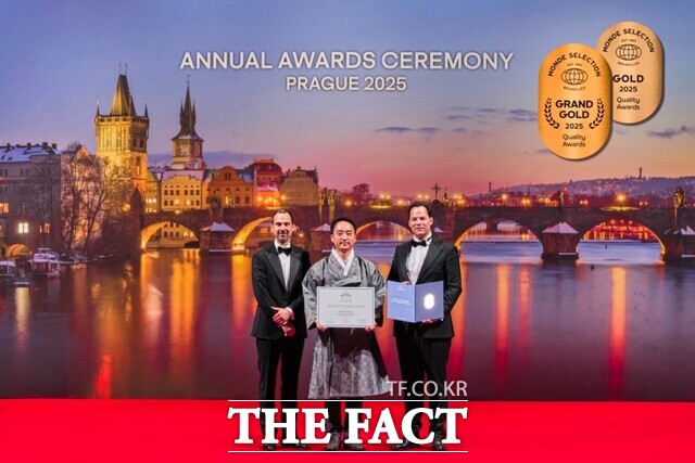 충남창조경제혁신센터의 충남창업마루나비 입주 기업인 농업법인 랩투보틀이 벨기에 국제 품평회 2025 몽드 셀렉션에서 대상(그랜드 골드)과 심사위원상을 수상하고 있다. /충남창조경제혁신센터