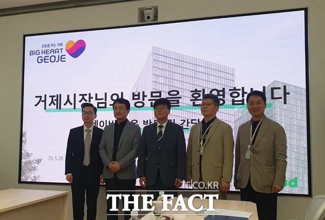 변광용(가운대)거제시장이 네이버 클라우드 본사를 방문해 투자 유치 및 상호 협력 방안을 심도 있게 논의했다./거제시