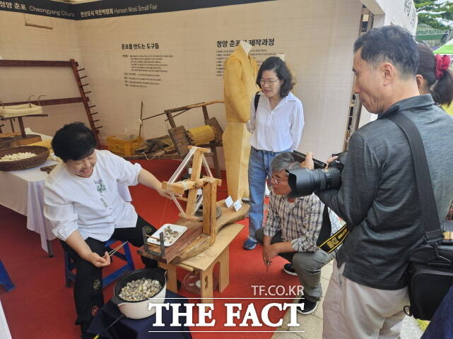 4대째 맥을 이어가고 있는 충청남도 무형유산 청양 춘포짜기 장면. /청양군