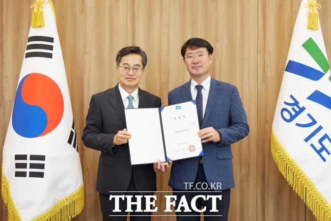 김동연 경기도지사가 10일 조상기 노동권익과장에게 임명장을 전달한 뒤 기념 촬영을 하고 있다./경기도