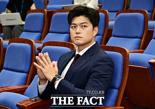 김용태 국민의힘 비상대책위원장이 10일 자신의 개혁안에 반발하는 의원들을 겨냥해 자꾸 제 개혁안에 대해 절차가 어떻고, 임기가 어떻고 말씀하시는 건 개혁안을 받아들일 의지가 없다고 해석될 것 같다고 밝혔다. /배정한 기자