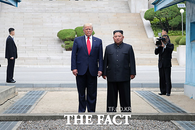 북한은 최근 도널드 트럼프 미국 대통령이 자국 입국 금지·제한 대상국 명단에서 북한을 제외한 것을 두고 우리의 관심사항이 아니다라고 10일 밝혔다. 북미 대화 재개의 문을 열어두려는 시각에 대해서는 이상한 해석이라고 선을 그었다. /뉴시스