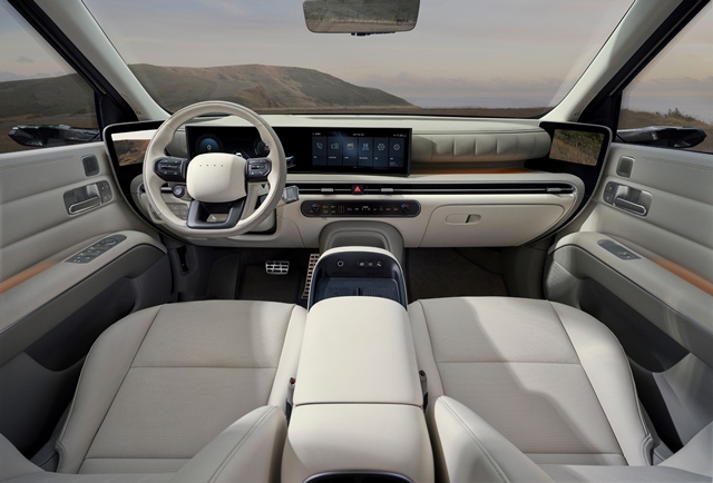 현대차의 수소전기차(FCEV) 넥쏘 실내는 크래시패드 일체형 디지털 사이드미러, 루프 고정 유리를 적용한 비전루프, 고급 사양이 대거 탑재됐다. /현대자동차