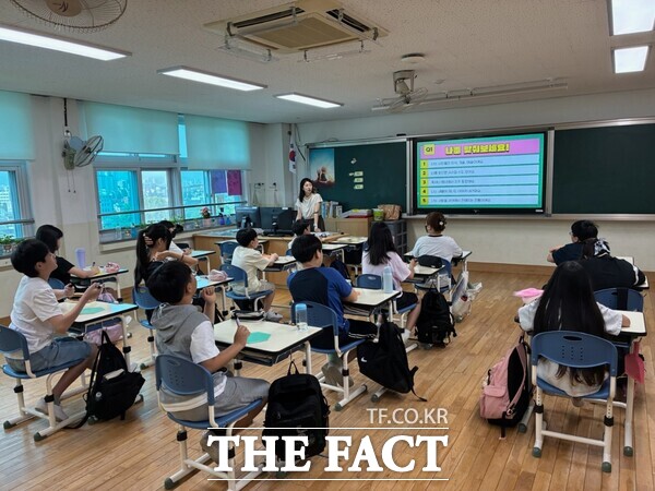 대전 대덕구는 10일 우리 지역의 문화유산을 조사하고 그 역사적 의미와 가치를 올바르게 이해하기 위한 ‘대덕 어린이 문화유산 돌봄이’ 프로그램을 개강했다./대덕구