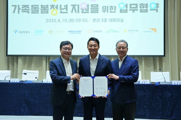 왼쪽부터 최창남 기아대책 회장, 오세훈 서울시장, 정준호 롯데백화점 대표가 가족돌봄청년 지원 협력을 위한 업무협약(MOU)을 체결한 뒤 사진을 찍고 있다. /롯데백화점