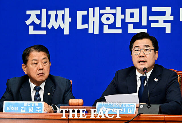 박찬대 더불어민주당 대표 직무대행 겸 원내대표(오른쪽)가 10일 최소 20조 원 규모의 추가경정예산(추경) 편성이 필요하다라고 강조했다. /국회=배정한 기자