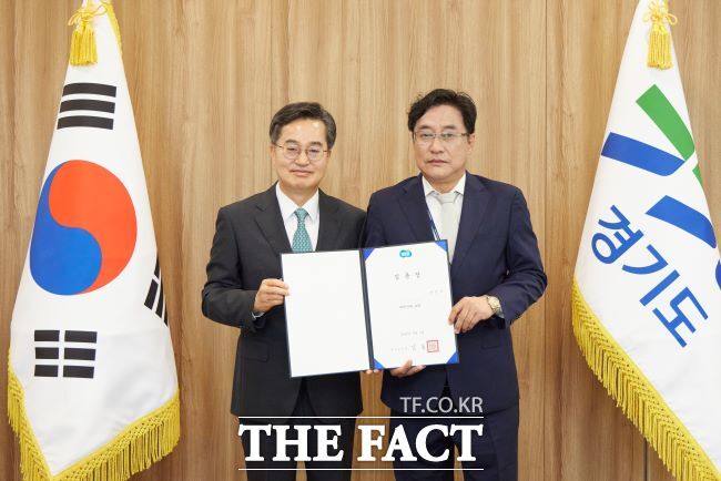 김동연 경기도지사가 10일 강민석 대변인에게 임명장을 전달한 뒤 기념 촬영을 하고 있다./경기도