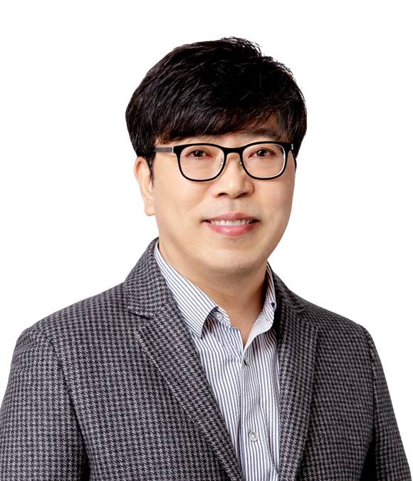 차선용 SK하이닉스 미래기술연구원장이 10일 일본 교토에서 열린 IEEE VLSI 심포지엄 2025에서 지속 가능한 미래를 위한 D램 기술의 혁신 주도를 주제로 발표를 진행했다. /SK하이닉스