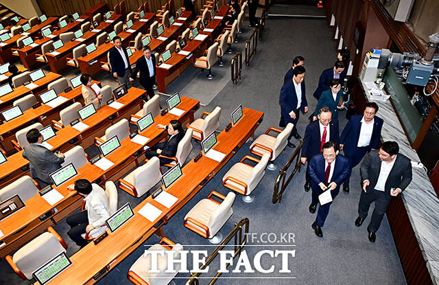 국민의힘 의원들이 지난 5일 오후 서울 여의도 국회에서 열린 본회의에서 검사징계법, 내란 특검법, 채 해병 특검법, 김건희 여사 특검법 표결에 참여하지 않은채 본회의장을 나서고 있다. /배정한 기자