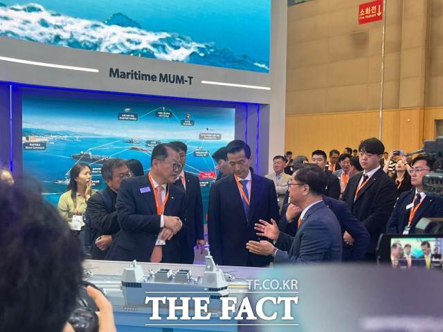 한화그룹이 미국 정부로부터 호주 오스탈(Austal) 지분을 최대 100%까지 보유할 수 있는 승인을 획득했다. 김동관 한화그룹 부회장이 지난달 28일 2025 MADEX 한화 통합관을 점검하는 모습. /최의종 기자