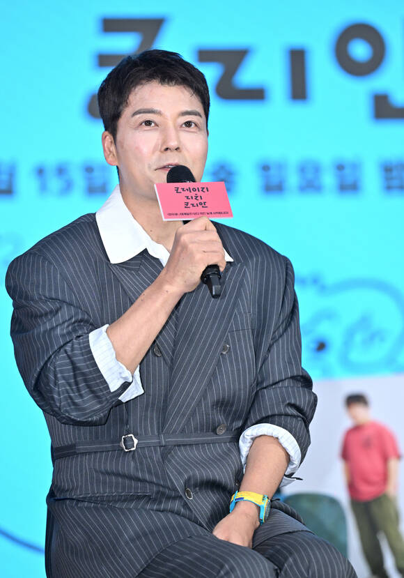 방송인 전현무는 크레이지 리치 코리안 제작발표회에서 관심 없는 분야의 누군가가 나와도 보다 보면 느끼는 것이 있는 유익하고 재미있는 공영방송에서 할 수 있는 콘텐츠라고 전했다. /KBS2
