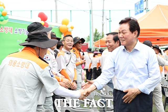 박완수 경남도지사가 거창군 실버레포츠타운에서 열린 ‘제33회 경남도 의용소방대 소방기술경연대회’에 참석해 대원들과 악수를 나누며 감사와 격려를 전했다./경남도