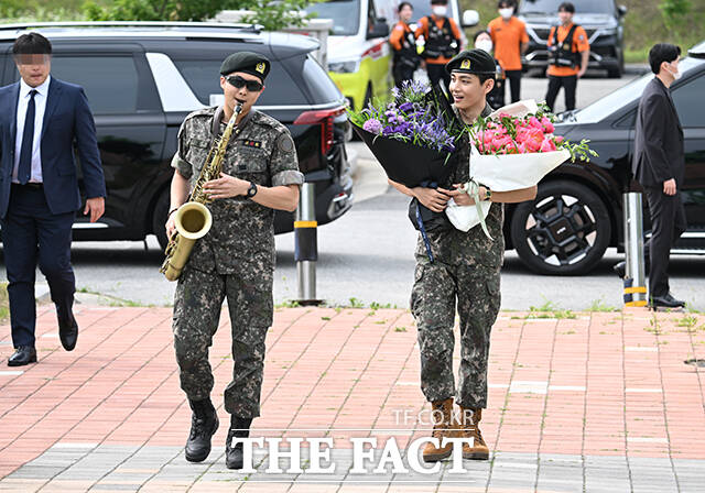 군 복무를 마친 그룹 방탄소년단(BTS) RM(왼쪽)이 10일 오전 강원도 춘천시 신북읍 체육공원에서 색소폰을 연주하고 있다. /춘천=박헌우 기자
