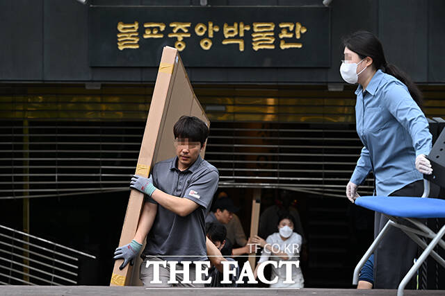 관계자들이 문화재를 옮기고 있다.