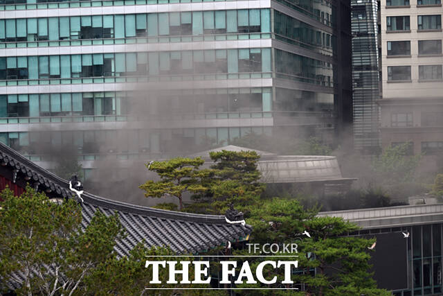 10일 오전 10시 22분께 서울 종로구 수송동 조계사 옆 한국불교역사문화기념관에서 불이 났다. /서예원 기자