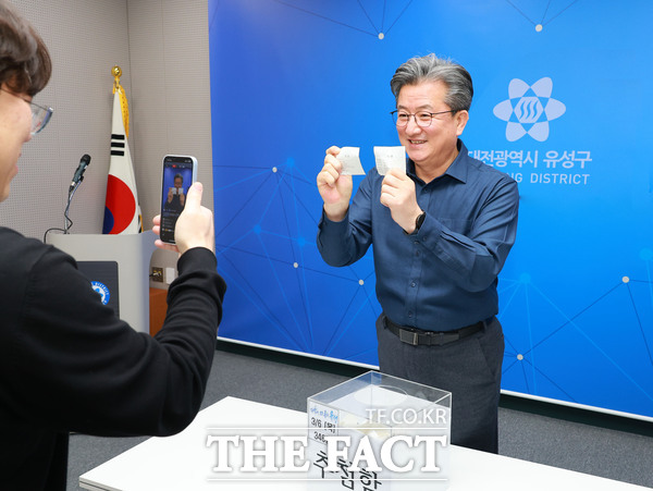 정용래 유성구청장이 직원 특식 Day에 앞서 식권을 추첨하고 있다. /대전 유성구