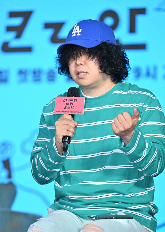 이창수 PD는 크레이지 리치 코리안 제작발표회에서 1년 전, 민희진 전 대표의 기자회견을 보고 프로그램을 하나 만들 수 있겠다 싶었다. 그렇게 고민하던 차에 크레이지 리치 코리안을 만들게 됐다고 밝혔다. /KBS2