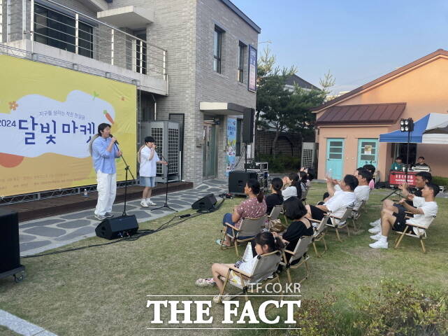 지난 2024년 청양군에서 펼친 한달살기 참가자들의 지역 행사 공연 모습. /청양군