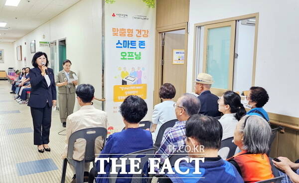 대전시사회서비스원 소속 대전시노인복지관이 10일 맞춤형 건강 스마트존 공개 행사를 개최했다. 김인식 대전시사회서비스원장이 행사의 운영을 설명하고 있다./대전시사회서비스원