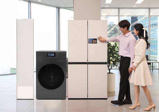 삼성전자 모델들이 AI 가전 3대장인 에어컨, 냉장고, 세탁기 제품을 소개하고 있다. /삼성전자