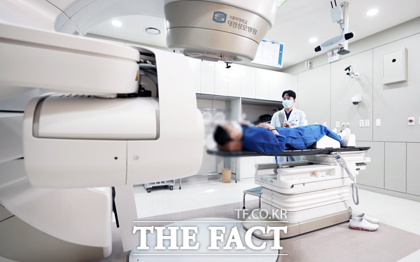 대전성모병원 방사선종양학과가 10일 방사선 암치료장비 ‘바이탈빔’ 도입 3년 만에 방사선치료 시행 건수 3만 건을 돌파했다. 사진은 ‘바이탈빔’ 장비로 암치료를 하고 있는 모습./대전성모병원