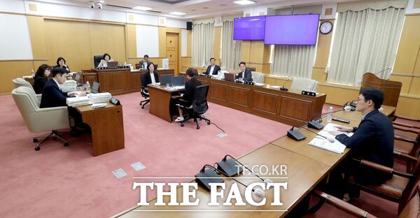 대전시의회 교육위원회는 10일 제287회 제1차 정례회 제1차 회의를 열어 교육정책전략국 소관 조례안 및 동의안 각 2건을 심의하고 보고 2건을 청취했다./대전시의회