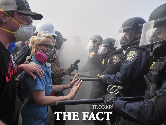 미국 로스앤젤레스(LA) 지역에서 트럼프 행정부의 대대적인 이민 단속 정책에 항의하는 시위가 지난 6일(현지시간)부터 격화하고 있다. 시위와 관련해 한국 국민의 체포나 피해 사례는 파악되지 않는 상황이다. /AP.뉴시스