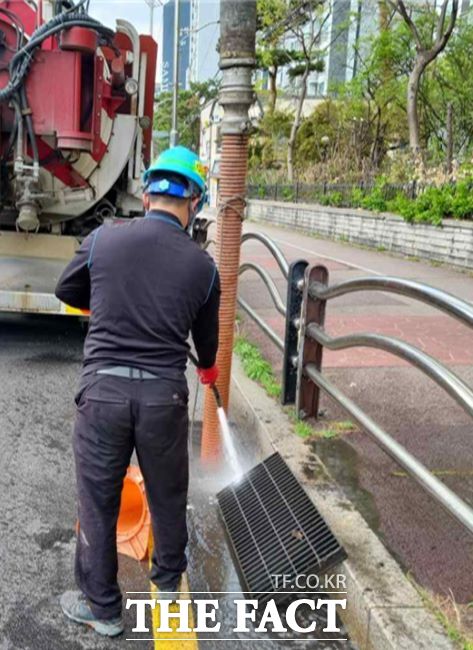 빗물받이 준설 작업 모습 /광명시