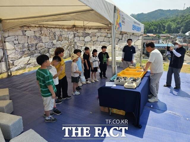 지난해 제34회 한산모시문화제의 국가유산 체험 프로그램에 참여한 어린이들이 콘텐츠를 체험하고 있다. /서천군