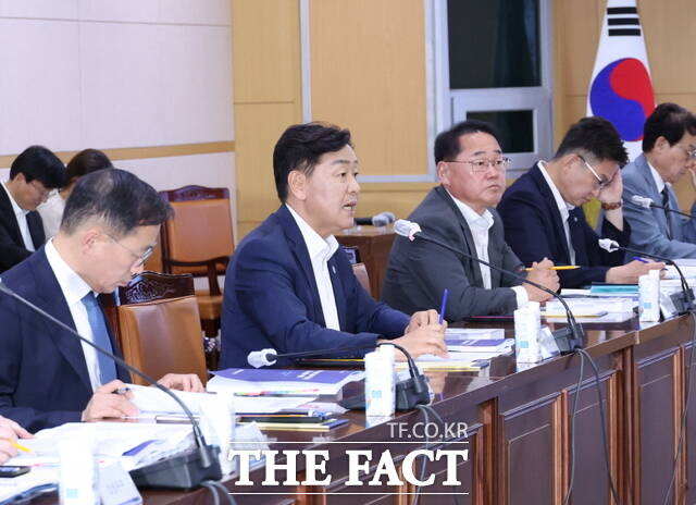 10일 김관영 전북도지사(왼쪽 2번째)가 전북도청 중회의실에서 제21대 대선 공약 대응 보고회를 주재하고 있다. /전북도