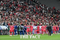  팬들에게 인사하는 축구대표팀 [포토]
