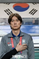  국기에 대한 경례하는 홍명보 감독 [포토]