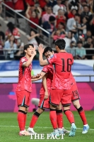  동료들의 축하 받는 이재성 [포토]