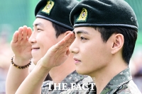  전역한 BTS 뷔, '조각미남의 칼각 경례' [포토]