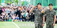  아미 곁으로 돌아온 RM과 뷔 '우렁찬 충성!' [TF사진관]