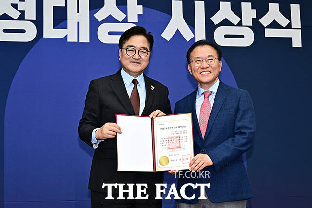윤재옥 국민의힘 의원이 정책연구 부문 우수연구단체(국회 글로벌외교안보포럼)을 수상한 뒤 우원식 국회의장과 기념사진 촬영을 하고 있다.