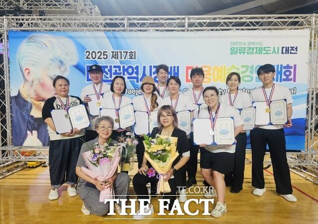 건양사이버대 글로벌뷰티학과 학생들이 2025 제17회 대전시장배 미용경연대회에서 금·은상을 수상한 후 기념촬영을 하고 있다. /건양사이버대