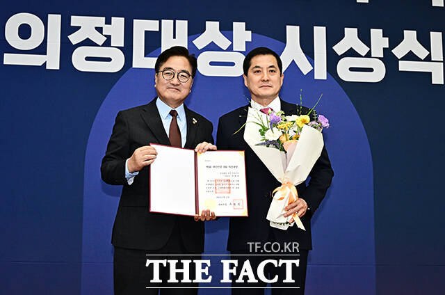 박대출 국민의힘 의원이 입법활동 부문 우수상을 수상한 뒤 우원식 국회의장과 기념사진 촬영을 하고 있다.