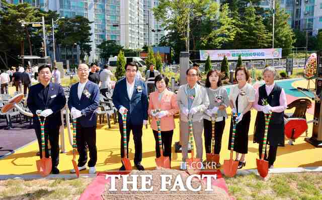 11일 열린 보령시 코아루어린이공원 리모델링 준공식에서 김동일 보령시장(왼쪽에서 세 번째), 최은순 보령시의회 의장(왼쪽에서 네 번째) 등 행사 관계자들이 기념촬영을 하고 있다. /보령시