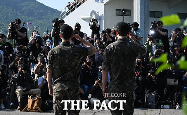 군 복무를 마친 그룹 방탄소년단(BTS) 지민과 정국이 11일 오전 경기 연천군 연천공설운동장에서 전역 소감을 밝히고 있다. /연천=박헌우 기자