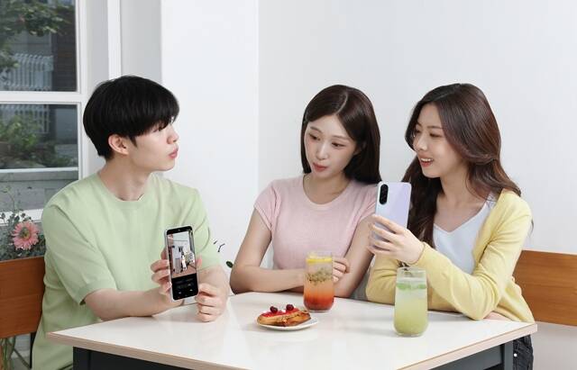 삼성전자 모델들이 '갤럭시A36 5G'의 AI 지우개 기능을 소개하고 있다. /삼성전자