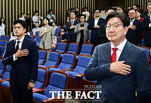 혼란을 수습하는 방식과 패배를 대하는 의원들의 태도가 달라졌기 때문이다. 보수 궤멸 트라우마로 인해 원팀 아닌 원팀을 유지하고 있는 점이 보수 쇄신에 독이 되고 있다는 분석이 나온다. /배정한 기자