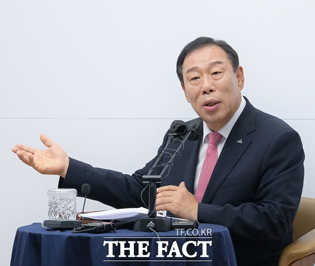 최민호 세종시장이 11일 시청 정음실에서 기자간담회를 열고 있다. /세종시