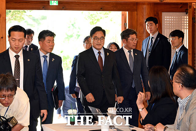 우원식 국회의장이 11일 오전 서울 여의도 국회 사랑재에서 열린 취임 1주년 기자간담회에 참석해 모두발언을 하고 있다. /국회=배정한 기자
