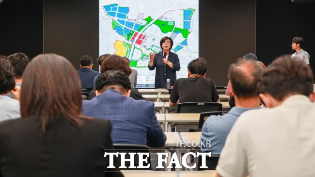 신계용 과천시장이 과천그랑레브데시앙 입주민 간담회에서 조기 분양 전환에 대해 설명하고 있다. /과천시