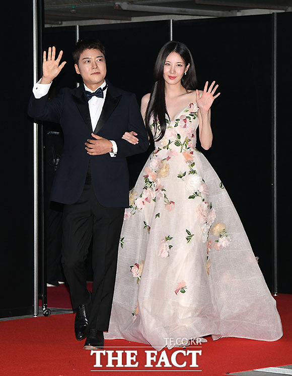 전현무(왼쪽)와 서현이 2025 더팩트 뮤직 어워즈 공동 MC로 전 세계 K팝 팬들과 만난다. 사진은 지난해 일본 오사카 교세라 돔 오사카에서 열린 2024 더팩트 뮤직 어워즈 레드카펫을 밟고 있는 모습. /더팩트 DB