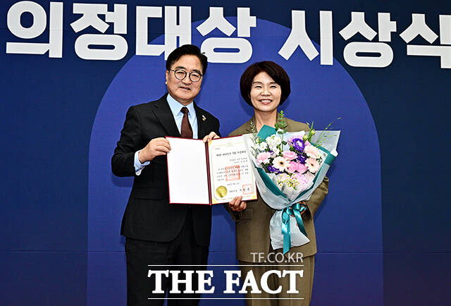 한정애 더불어민주당 의원이 여야협치 부문 우수상을 수상한 뒤 우원식 국회의장과 기념사진 촬영을 하고 있다.