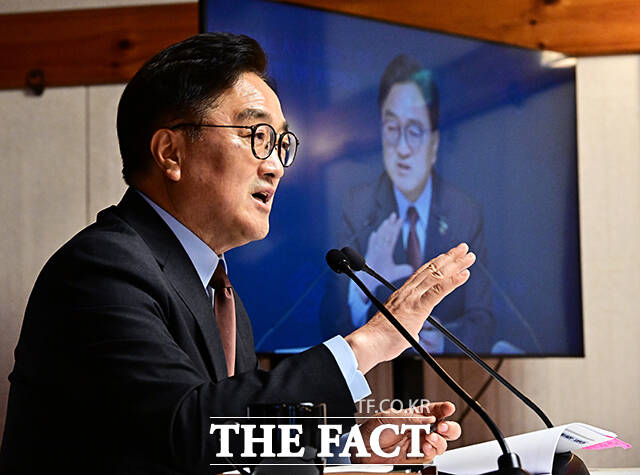 우원식 국회의장이 11일 오전 서울 여의도 국회 사랑재에서 열린 취임 1주년 기자간담회에 참석해 모두발언을 하고 있다. /국회=배정한 기자