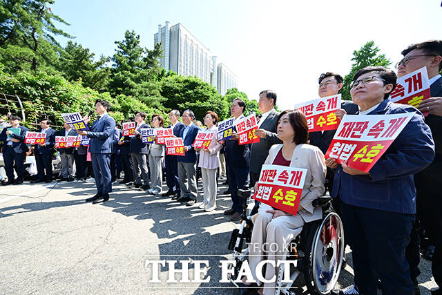 국민의힘은 이날 이재명 대통령의 공직선거법 위반 사건의 파기환송심을 사싱살 무기한 연기한 서울고등법원을 규탄하고 나섰다. 사진은 권성동 원내대표가 모두발언으로 총회를 여는 모습.